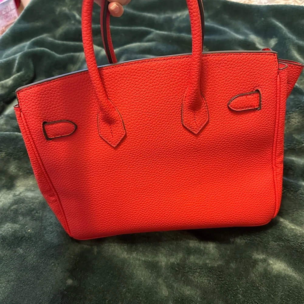Elegant Red Leather Handbag - Picture 4 of 5